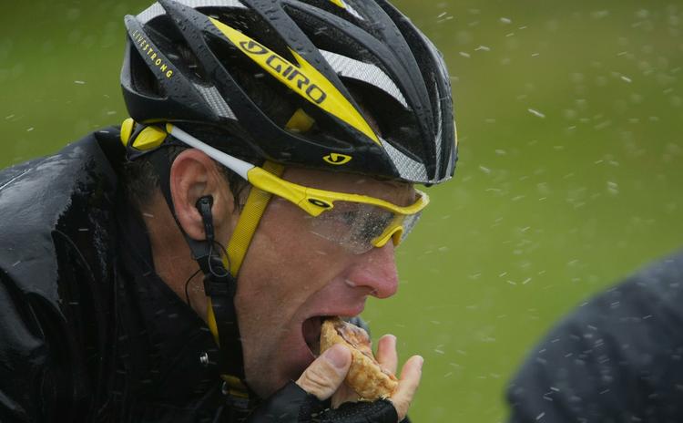 For fremtiden må Lance Armstrong og de andre professionelle cykelryttere klare sig uden sportsdirektørens hjælpende ord i øresneglen. Arkivfoto. 