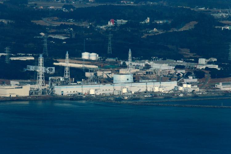 KATASTROFE. Fukushima-værket. De ødelagte reaktorbygninger anes bag hovedbygningen. 