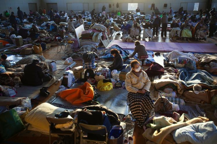 Husly. 53 personer blev reddet fra et plejehjem under tsunamien. Nu har de fået herberg i en gymnastiksal i Kesennuma i det nordøstlige Japan. Cirka 380.000 japanere er blevet hjemløse efter jordskælvet og tsunamien. 