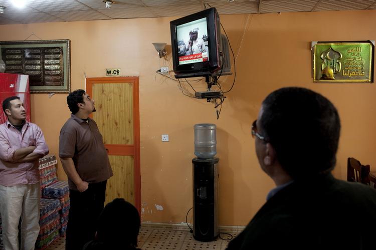 BRÆNDPUNKT. Da Libyens leder gennem 41 år kaldte landet »rigt«, blev der grinet, og en mand råbte: »så vis os pengene«. 