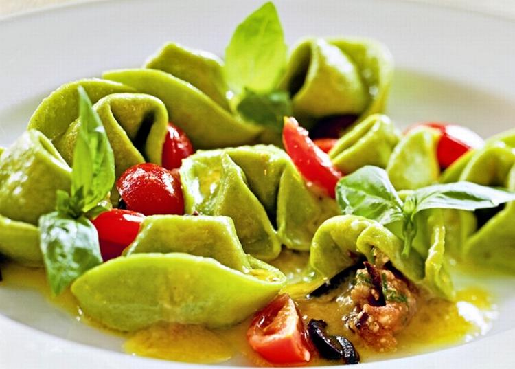 Håndarbejde. Det kræver måske lidt øvelse at forme tortellini, men det er alle anstrengelserne værd. 