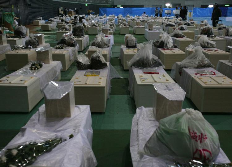 Mange kister med ofre for tsunamien i et lighus i Rifucho. 