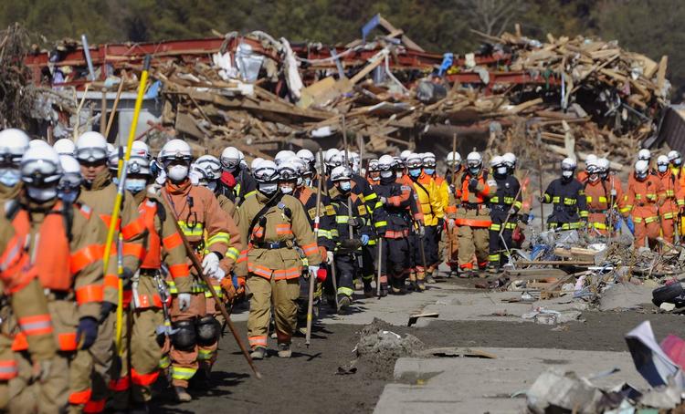 Brandmænd på vej til oprydninig i Rikuzentakata. 