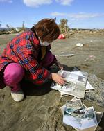 En overlevende har fundet resterne af sit familiealbum i Yamamoto i det nordlige Japan. 