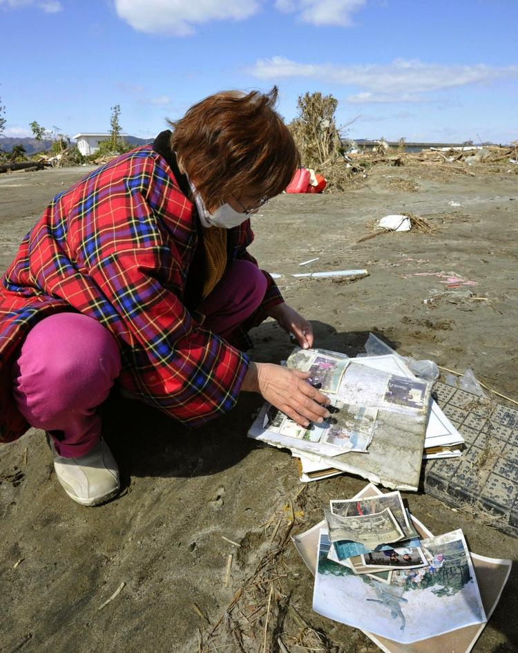 En overlevende har fundet resterne af sit familiealbum i Yamamoto i det nordlige Japan. 