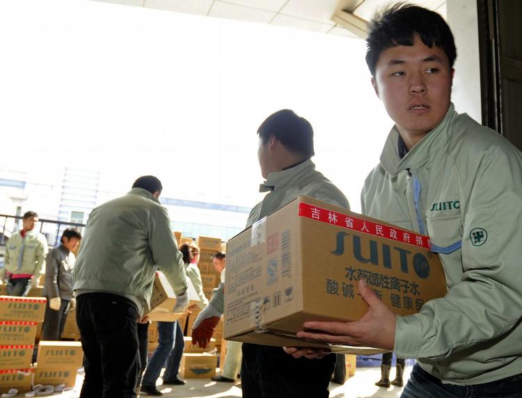 Hjælpen er på vej: Kinesiske arbejdere læsser fødevarer i Changchun i det nordøstlige Kina. 