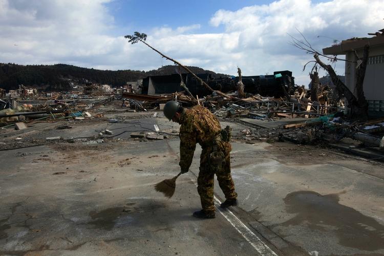 Man skal jo starte ét sted: En soldat fejer gaden i Minamisanriku. 