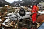Nogle af de 220 redningsfolk fra USA og England søger efter ofre i ruinerne af byen Kamaishi, 