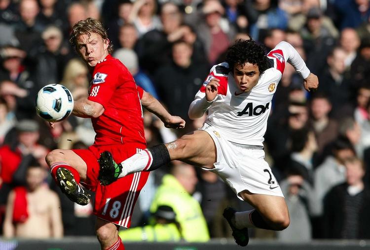 bagkæde-kollaps. Den iltre back hos Manchester United, Rafael (th), er endnu et offer på skadeslisten i klubben. 