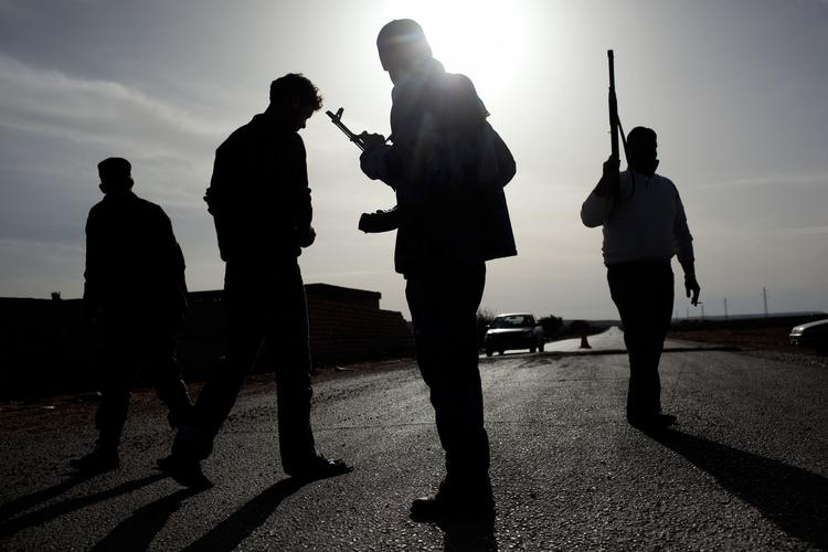 BEVÆBNEDE. Libyens oprørere får nu hjælp i form af våben fra Egypten. 