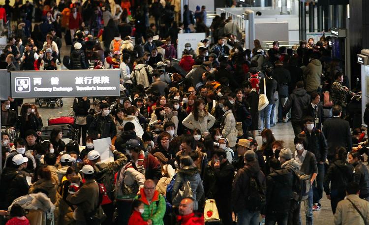 KØDANNELSER. Flugten fra Japan har givet køer i Narita-lufthavnen i Tokyo. 