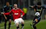 hjemmerøvet. Marseilles Lucho Gonzalez (th) kommer i vejen for Manchester Uniteds Wayne Rooney under ottendedelsfinalen i England. 