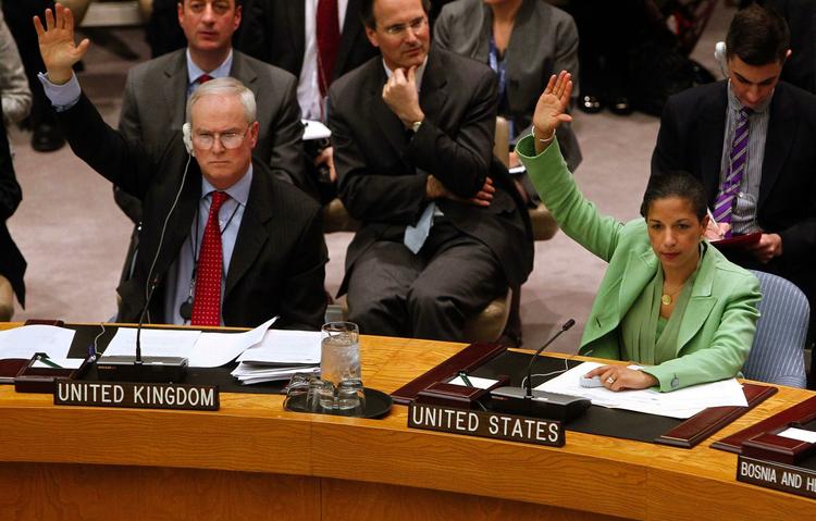 Vedtaget. Storbritanniens repræsentant i Sikkerhedsrådet Mark Lyall Grant og USA's Susan Rice stemmer for resolutionen om en flyveforbudszone over Libyen. Ingen lande stemte imod. 