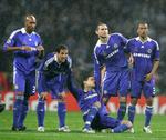 6-5. Finalen er afgjort. John Terry har brændt sit straffespark, og Chelsea-spillerne falder sammen i skuffelse. 