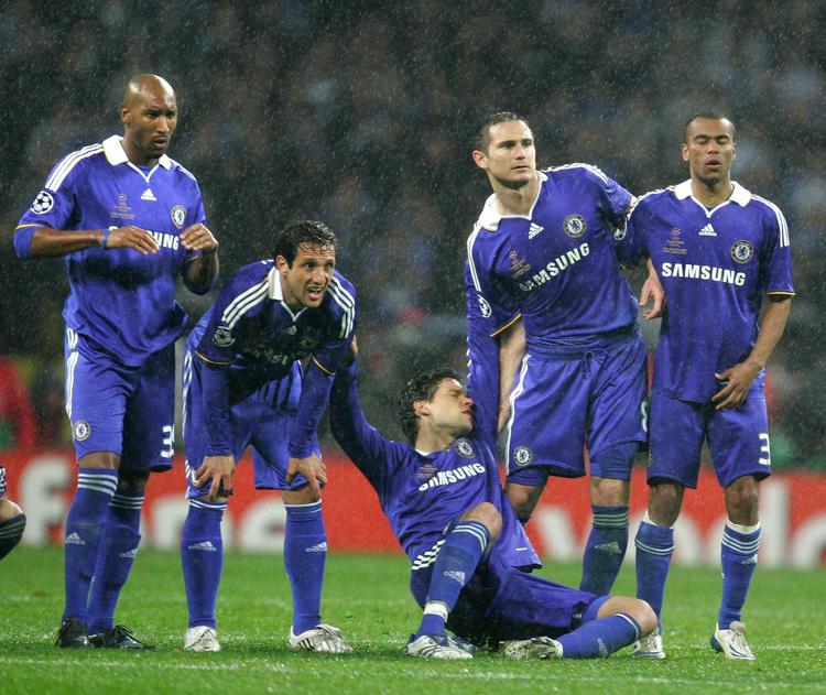 6-5. Finalen er afgjort. John Terry har brændt sit straffespark, og Chelsea-spillerne falder sammen i skuffelse. 