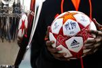 finalebold. Den officielle bold til finalen på Wembley i London fremvises sammen med Champions League-trofæet. 