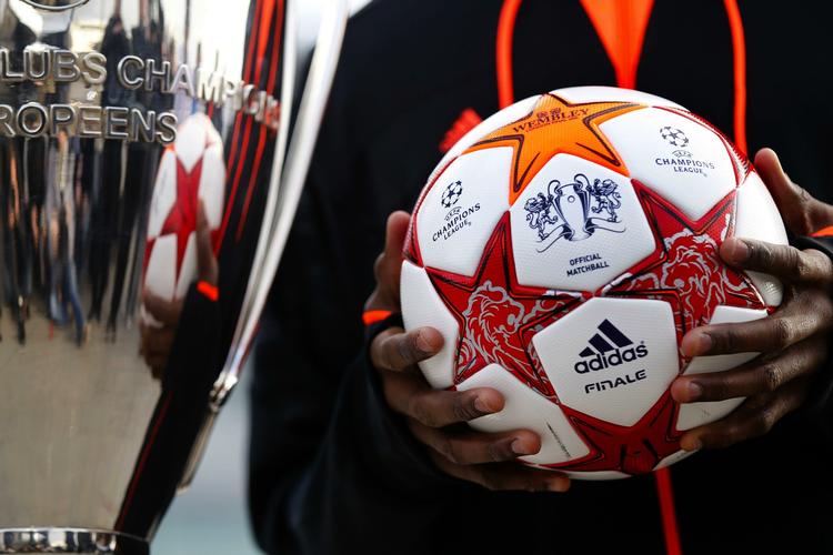 finalebold. Den officielle bold til finalen på Wembley i London fremvises sammen med Champions League-trofæet. 