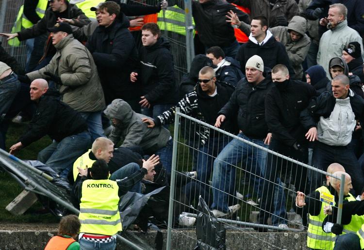 hooligans. Bøller fra FCK vælter hegn i Næstved for at komme i slagsmål med hjemmeholdets tilhængere i en pokalkamp. 