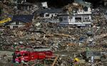 Tsunami. Brandmænd leder efter overlevende i byen Rikuzentakata i regionen Iwate. 