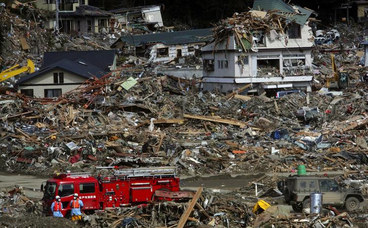 Tsunami. Brandmænd leder efter overlevende i byen Rikuzentakata i regionen Iwate. 