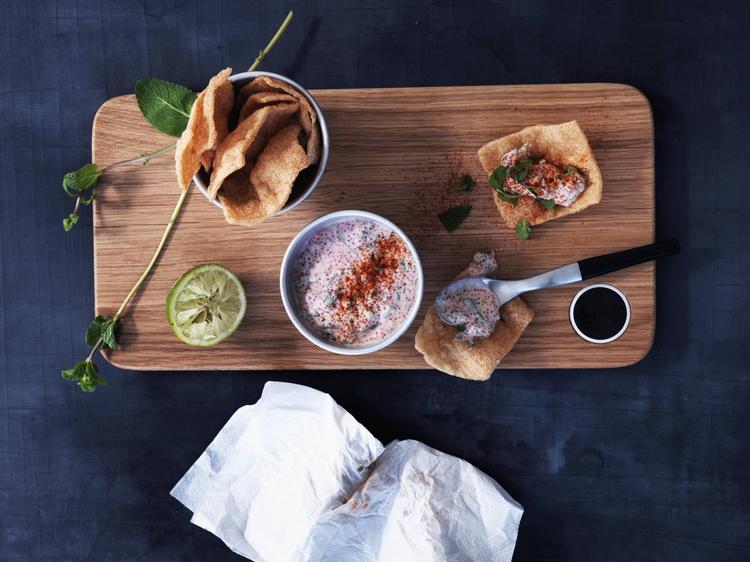 danskindisk. Casavachips, lime og purløg erstatter blinis, citron og rødløg i denne indiskinspirerede snack, som også inkluderer mynte, koriander og tandoori masala. 