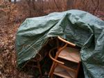 Tyveri. Angiveligt havde tyvene ikke plads til alle stolene, som de efterlod i skoven til senere afhentning. 