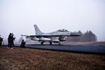 Krigsklar. Et af de danske F-16-fly drager af sted mod Sigonella-basen på Sicilien. 