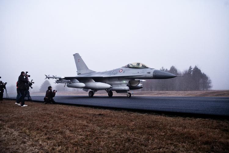 Krigsklar. Et af de danske F-16-fly drager af sted mod Sigonella-basen på Sicilien. 