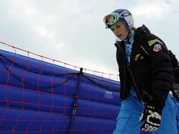 Øv. Lindsey Vonn måtte gå den tunge gang til podiet for at blive hædret med en sjælden andenplads. 