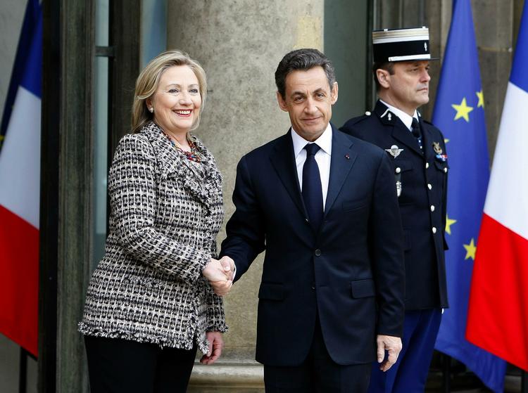 krigsråd: USA's Hillary Clinton og Frankrigs præsident Sarkozy er blandt de af verdens topledere, som mødes i dag i paris for at drøfte den fælles indsats i Libyen. 