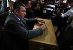 Folkeafstemning. Egypten stemmer i dag for første gang siden præsident Hosni Mubarak blev afsat. Her afviger den designerede premierminister Essam Sharaf sin stemme. 