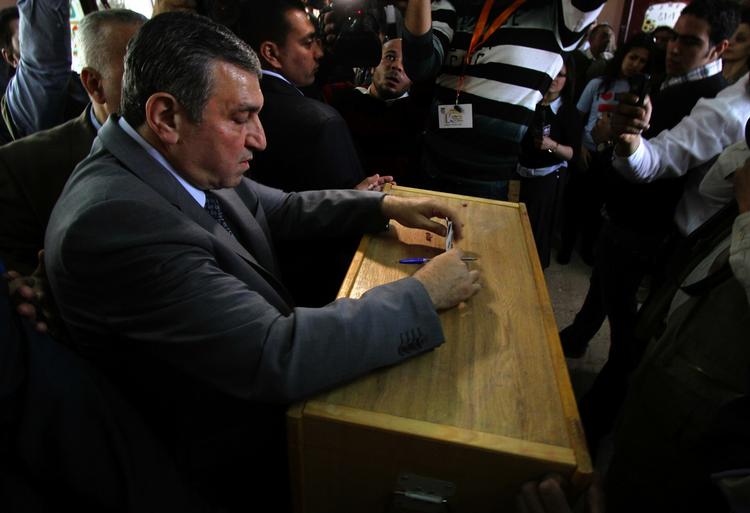 Folkeafstemning. Egypten stemmer i dag for første gang siden præsident Hosni Mubarak blev afsat. Her afviger den designerede premierminister Essam Sharaf sin stemme. 