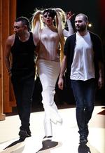 Gaga-stylist. Japansk-italienske Nicola Formichetti (tv.) er en af tidens mest succesrige stylister. Her sammen med sangerinden Lady Gaga og designeren Sebastian Peigne (th.) efter præsentationen af den seneste Thierry Mugler-kollektion under modeugen i Paris for nylig. Se stort billede nederst i artiklen. 
