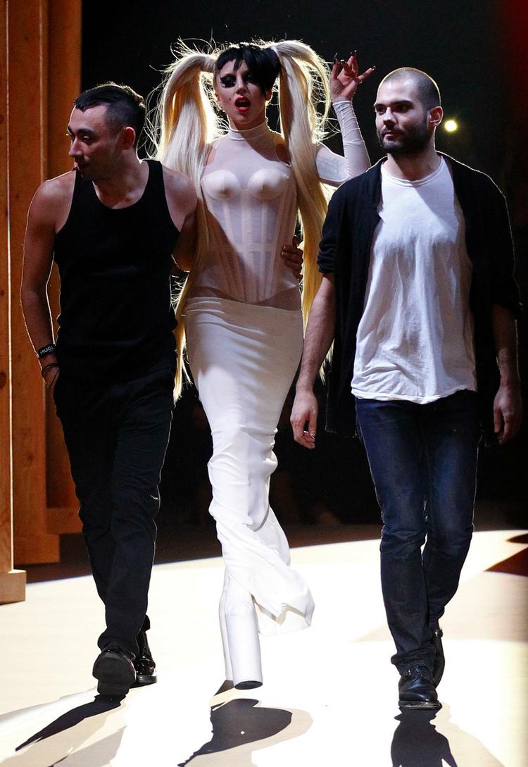 Gaga-stylist. Japansk-italienske Nicola Formichetti (tv.) er en af tidens mest succesrige stylister. Her sammen med sangerinden Lady Gaga og designeren Sebastian Peigne (th.) efter præsentationen af den seneste Thierry Mugler-kollektion under modeugen i Paris for nylig. Se stort billede nederst i artiklen. 