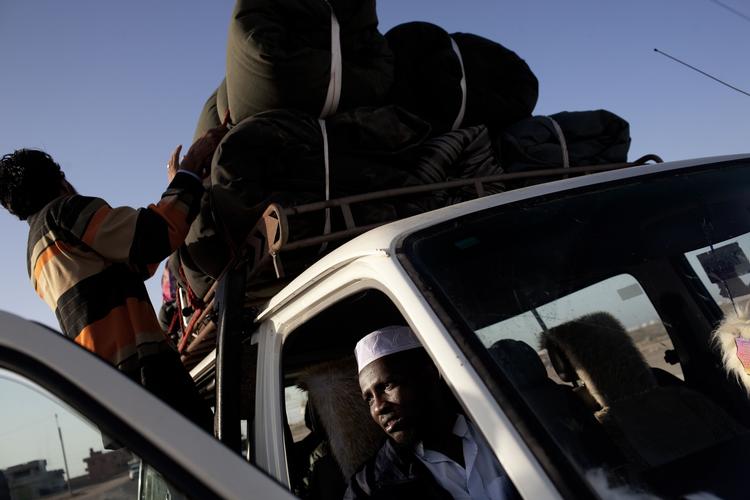 afsted. Fårehyrder, som oprindeligt kommer fra Tchad, er på vej væk fra Benghazi. De rejser mod den egyptiske grænse. 