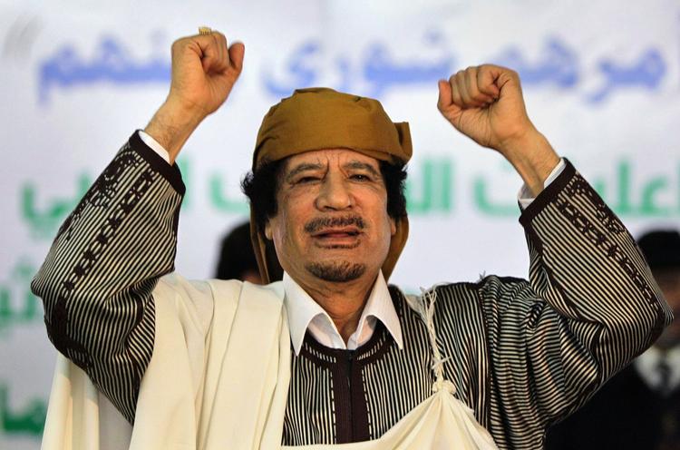 Kampklar. Moamar Gaddafi er klar til at dele våben ud til det libyske folk. 