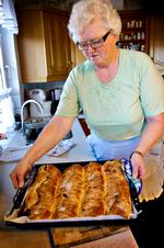 Anne Margrethe, som Søren Ryge mødte, lærte at bage kringle på Strandlyst  Hotel i Tornby. Opskriften stammer faktisk fra en reklame for Amo-mel. 