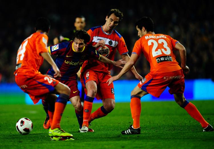 Duel. FC Barcelona's Lionel Messi fra Argentina kæmper om bolden mod Getafe's Borja Fernandez Fernandez. 