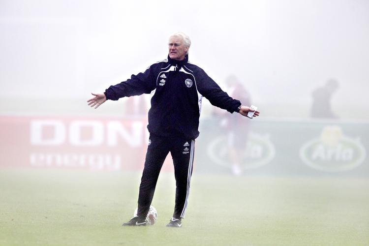 Bundet. Morten Olsen har kontrakt med DBU til sommeren 2012, men kikser Danmark i EM-kvalifikationen i efteråret, så er der ingen grund til ikke at stoppe samarbejdet. 