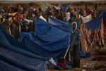 Her ses afrikanske immigrantarbejdere, der er flygtet fra de seneste ugers kampe i Libyen. De har tilbragt natten i en flygtningelejr i Tunesien. 