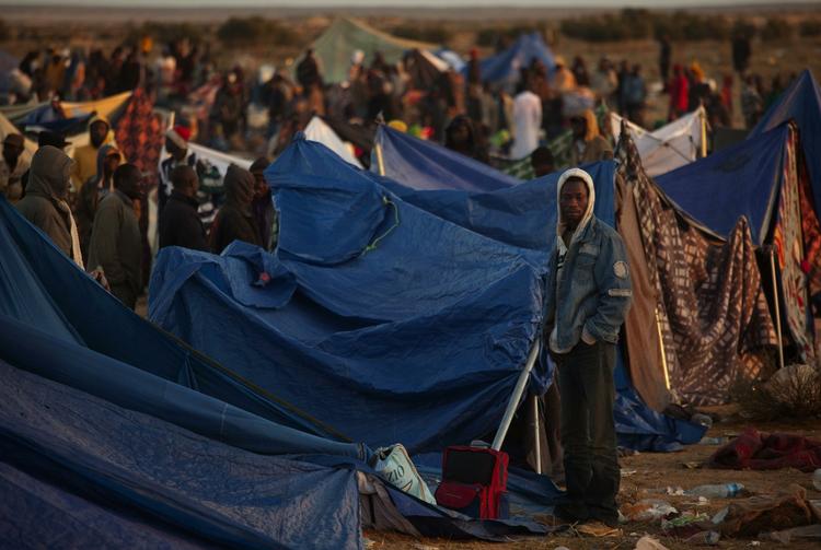 Her ses afrikanske immigrantarbejdere, der er flygtet fra de seneste ugers kampe i Libyen. De har tilbragt natten i en flygtningelejr i Tunesien. 