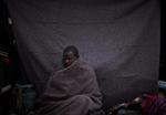 En mand fra Ghana, der plejer at arbejde i Libyen er flygtet ud af landet og sidder her uden for et telt i en flygtningelejr i Tunesien. 