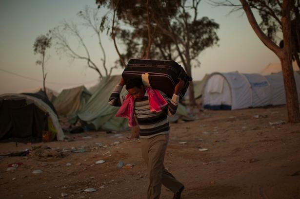 En nigeriansk mand, der arbejder i Libyen er flygtet fra kampene i landet. Her ankommer han til en flygtningelejr på grænsen mellem Tunesien og Libyen. Han er en ud af end 250,000 migrationsarbejdere, der i løbet af de seneste tre uger har forladt Libyen til fordel for nabolande som Egypten og Tunesien. 