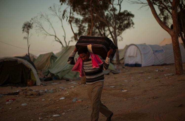 En nigeriansk mand, der arbejder i Libyen er flygtet fra kampene i landet. Her ankommer han til en flygtningelejr på grænsen mellem Tunesien og Libyen. Han er en ud af end 250,000 migrationsarbejdere, der i løbet af de seneste tre uger har forladt Libyen til fordel for nabolande som Egypten og Tunesien. 