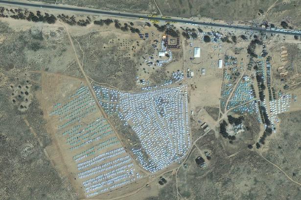 Dette sattellitbillede fra GeoEye viser den tunesiske teltlejr ved Ras Adjir nær den libyske grænse. Teltlejren kan huse 20.000 mennesker. 