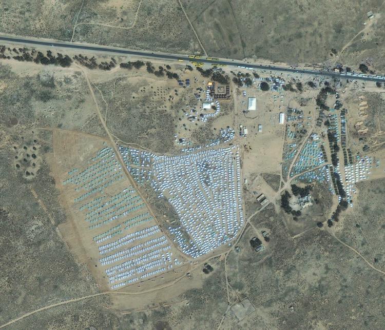 Dette sattellitbillede fra GeoEye viser den tunesiske teltlejr ved Ras Adjir nær den libyske grænse. Teltlejren kan huse 20.000 mennesker. 