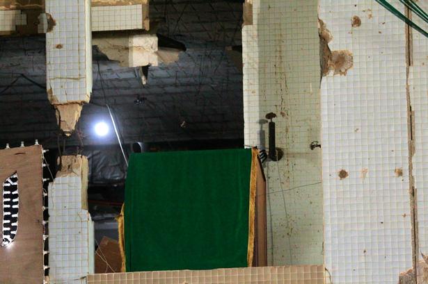 Talestolen var klar til oberst Moammar Gaddafi i hans hovedkvarter Bab Al Azizia i Tripoli i går. Men han dukkede aldrig op for at lade sig hylde. 