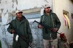 Libyske regeringssoldater holdt i går vagt uden for Gaddafis hovedkvarter Bab Al Azizia i Tripoli. 