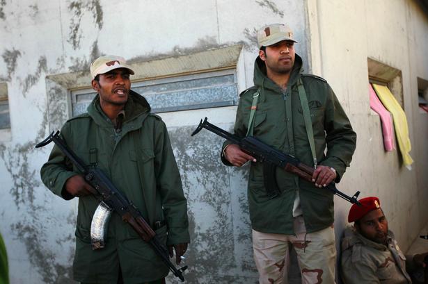 Libyske regeringssoldater holdt i går vagt uden for Gaddafis hovedkvarter Bab Al Azizia i Tripoli. 