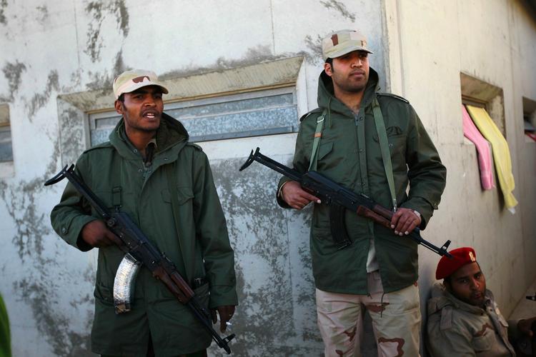 Libyske regeringssoldater holdt i går vagt uden for Gaddafis hovedkvarter Bab Al Azizia i Tripoli. 